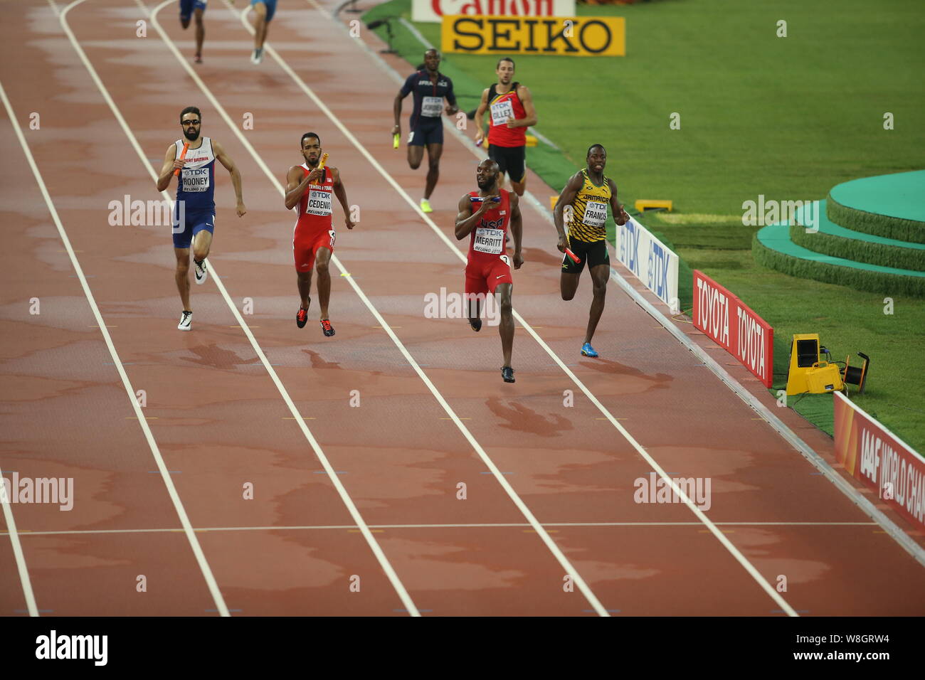 Lashawn Merritt des États-Unis, avant, des tirets à la ligne d'arrivée pour gagner la médaille d'or de l'homme du relais 4x400m au cours de l'IAAF 2015 Beijing Wo Banque D'Images