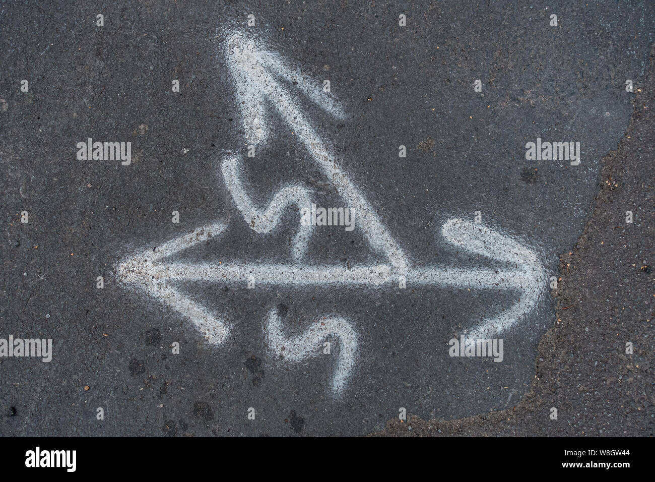 Peint des symboles sur le bitume sur le sol de transmettre de l'information pour les entrepreneurs qui feront des travaux de réparation. Banque D'Images