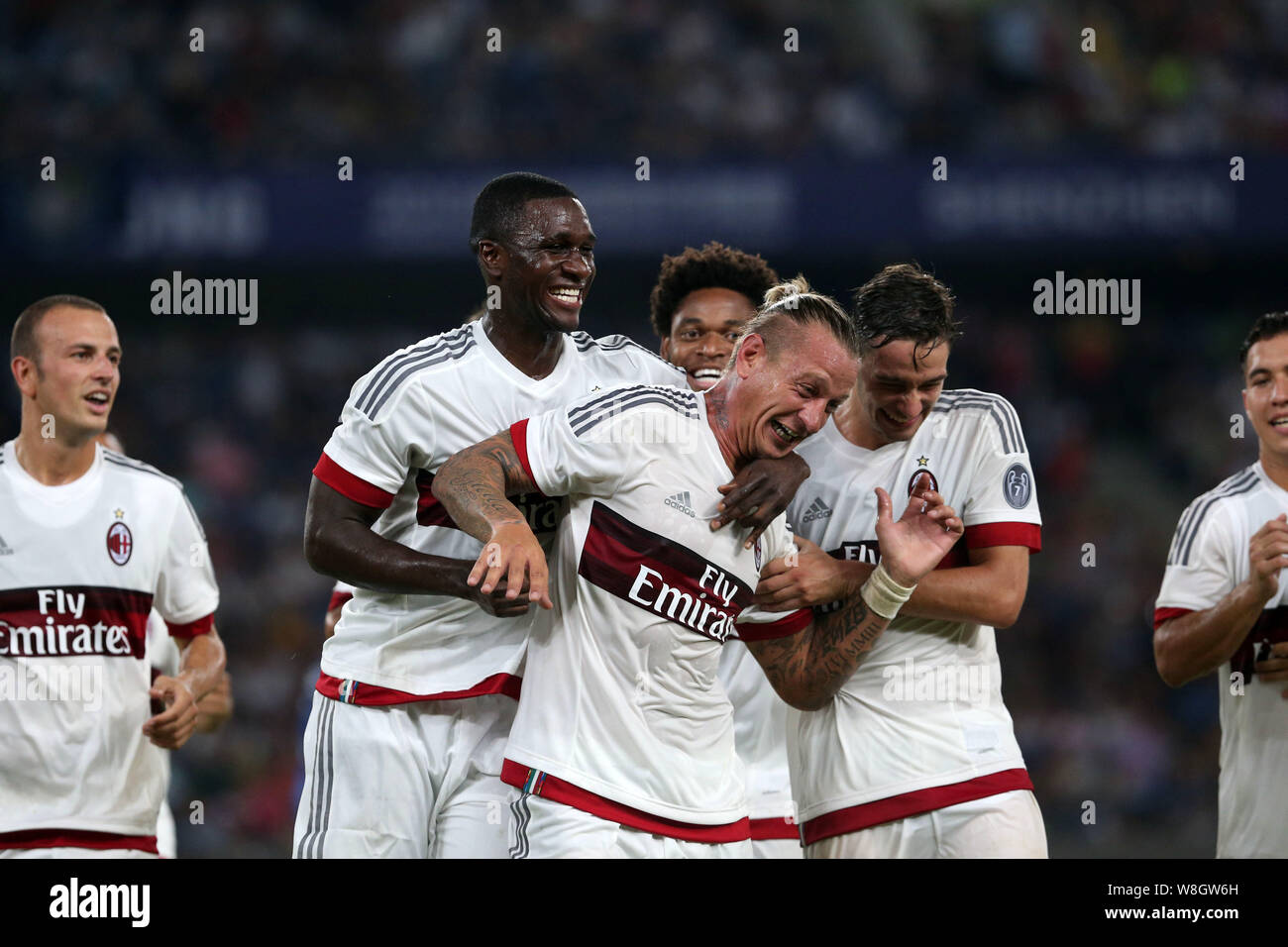 Philippe Mexes, centre de l'AC Milan, célèbre avec les membres de l'équipe après avoir marqué un but contre l'Inter Milan dans un match de football au cours de l'International 2015 Banque D'Images