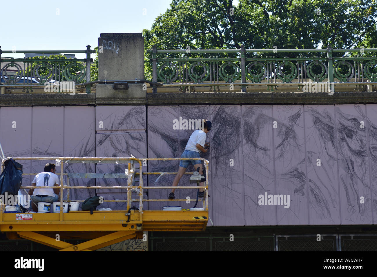 Vienne, Autriche. 09 août 2019. International art festival qui porte sur les formes contemporaines de l'art de rue, graffiti et la participation active de l'espace public. La sixième édition de la Calle libre aura lieu du 3 août au 10 août 2019. Image montre les deux artistes de l'Italie et BIFIDO JACOBA NIEEPOORT du Danemark à l'Sallztor bridge à Vienne au travail. Credit : Franz Perc/Alamy Live News Banque D'Images