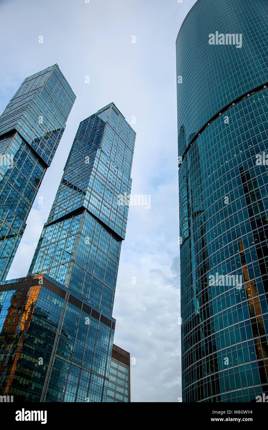 Vue sur le haut de gratte-ciel en verre moderne contre le ciel bleu. Fond  d'architecture Photo Stock - Alamy