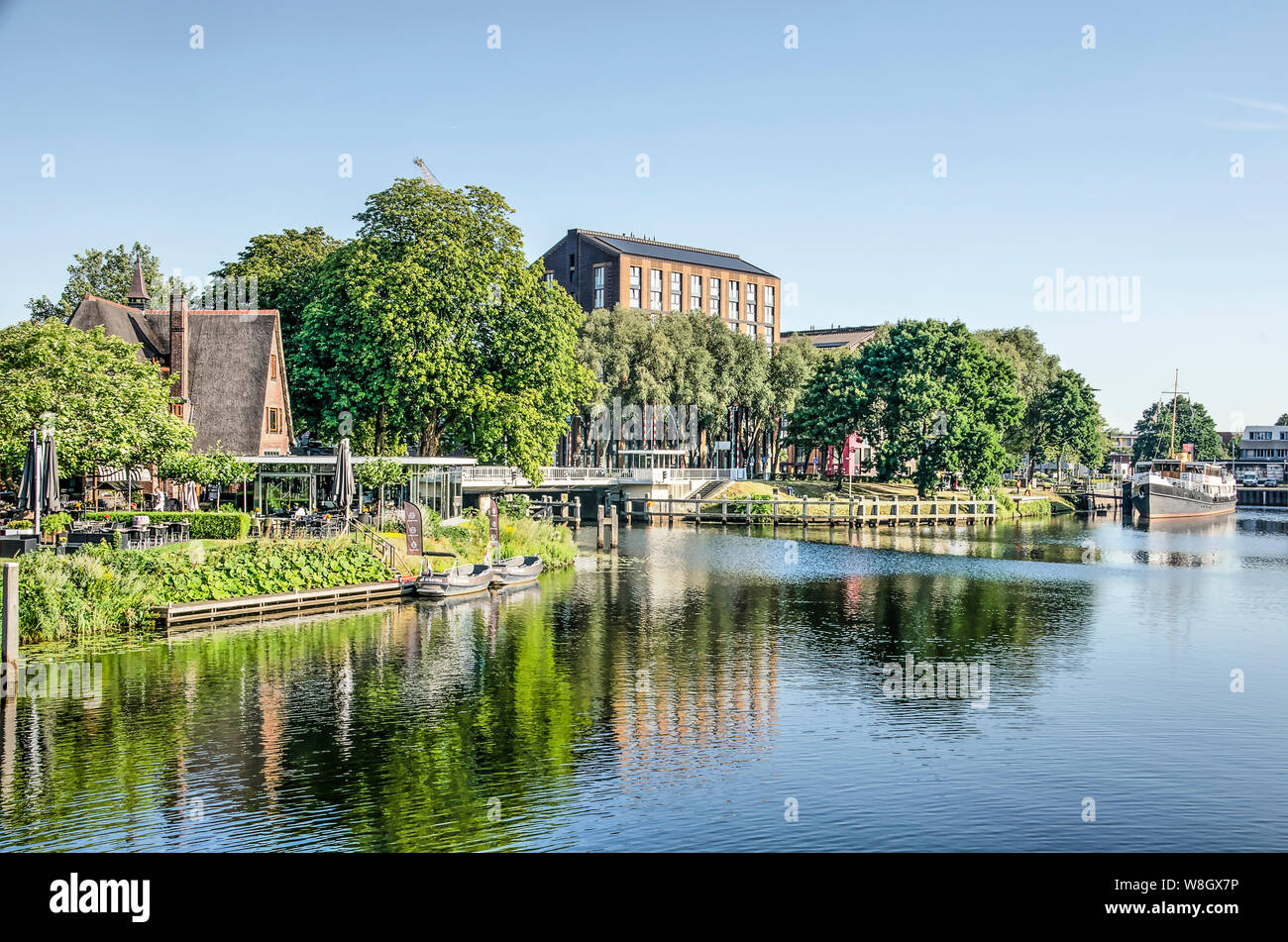 Zwolle, Pays-Bas, le 24 juillet 2019 : la vue de la vieille ville à travers les remparts vers canal bâtiments anciens et nouveaux, de bateaux et d'arbres Banque D'Images