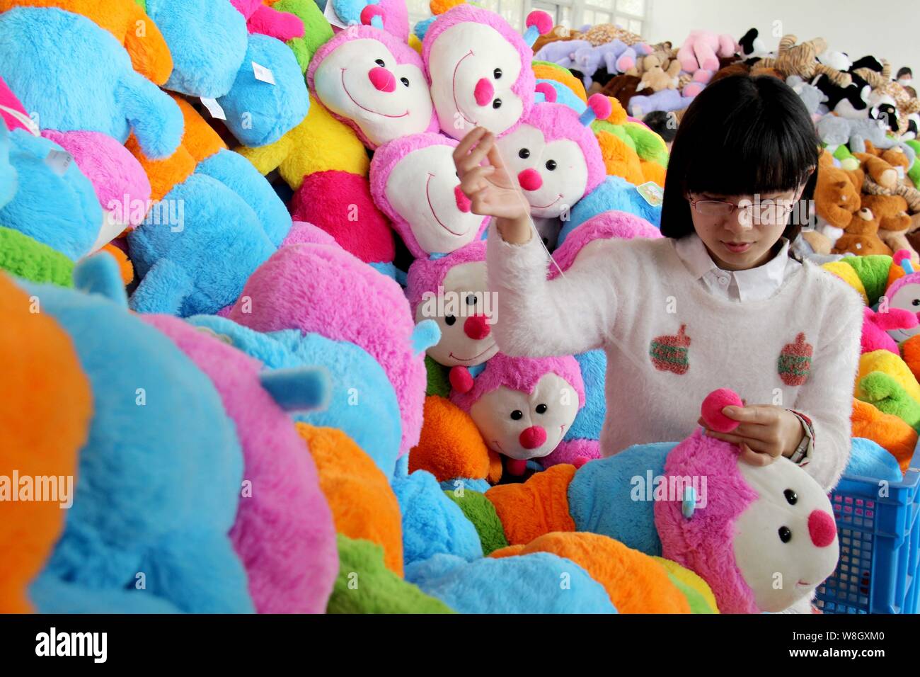 Un travailleur chinois femme coud des jouets en peluche à une usine de  jouets à Lianyungang, ville de la Chine de l'est de la province de Jiangsu,  18 avril 2015. Acti Fabrication