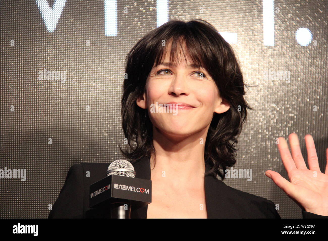 L Actrice Francaise Sophie Marceau Les Vagues Pendant Un Evenement Pour Celebrer Le Cinquieme Anniversaire De La Mode De Luxe Chinois A Shanghai Mei Com Site Commercial Photo Stock Alamy L Actrice Francaise Sophie Marceau Les Vagues Pendant Un Evenement Pour Celebrer Le Cinquieme Anniversaire De La Mode De Luxe Chinois A Shanghai Mei Com Site Commercial Photo Stock Alamy
