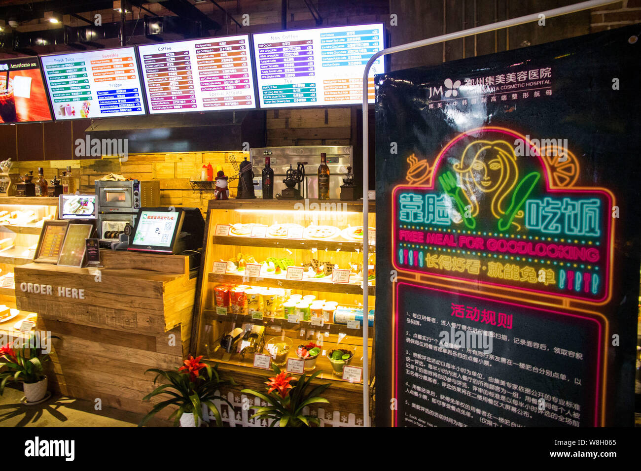 Une pancarte de règles s'affiche dans un restaurant offrant des repas gratuits pour les clients qui gagner des points pour leur apparence à Zhengzhou city, le centre de Menton Banque D'Images