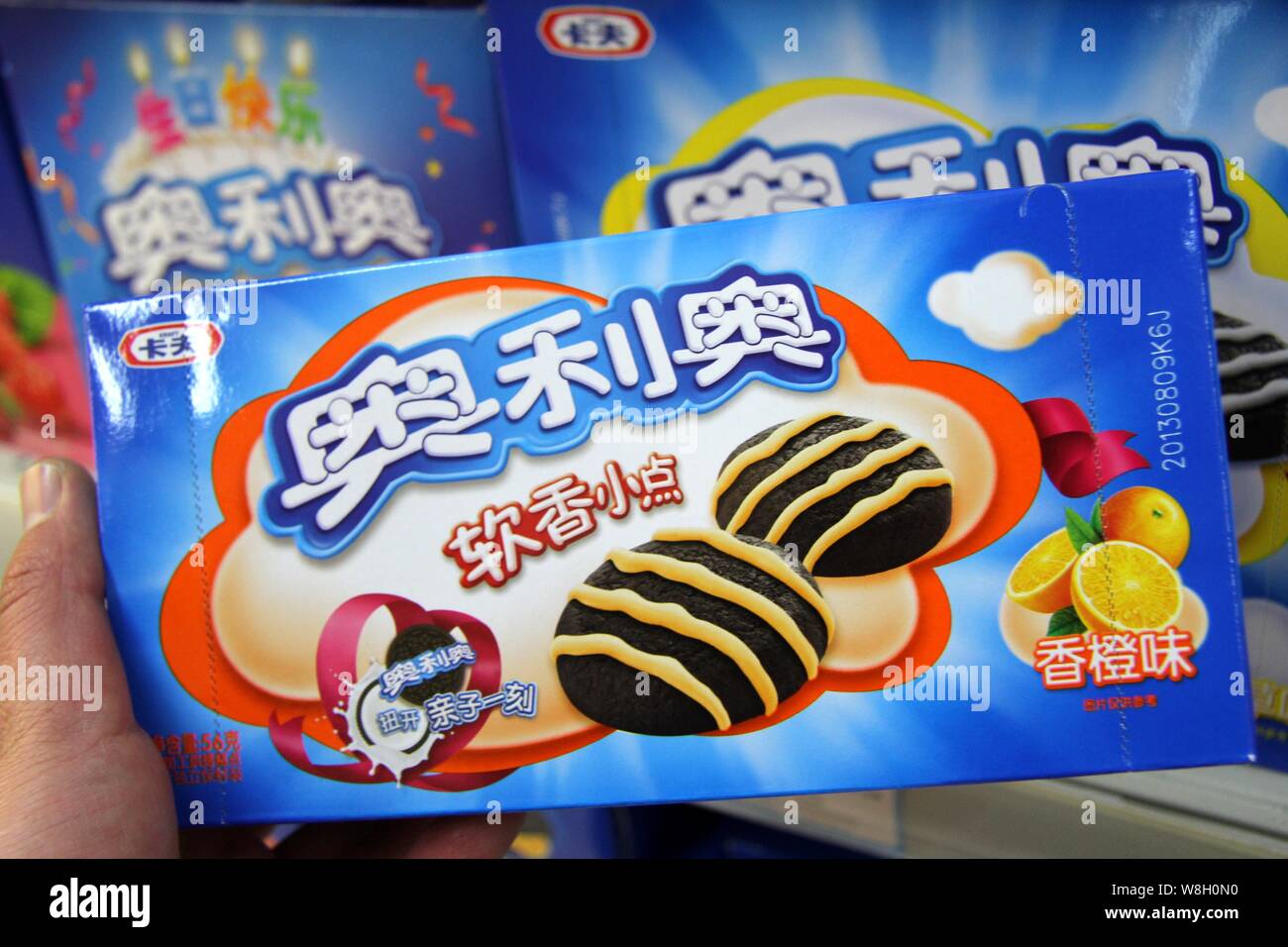 --FILE--un client des magasins pour une boîte de biscuits Oreo de Kraft Foods dans un supermarché dans la ville de Nantong, province du Jiangsu en Chine de l'Est, 14 février 201 Banque D'Images