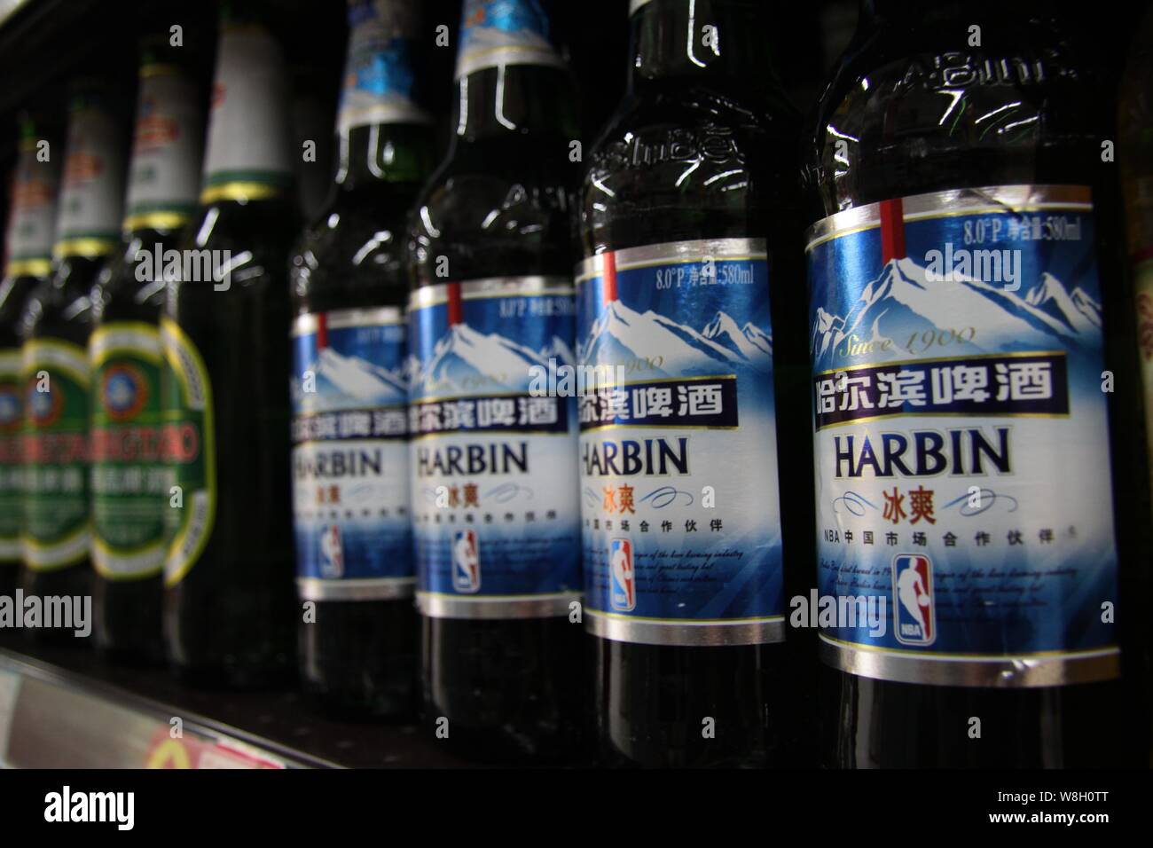 --FILE--bouteilles de bière Harbin d'Anheuser-Busch InBev Group sont en vente dans un supermarché dans la ville de Nantong, province du Jiangsu en Chine de l'Est, 5 juin 2013 Banque D'Images