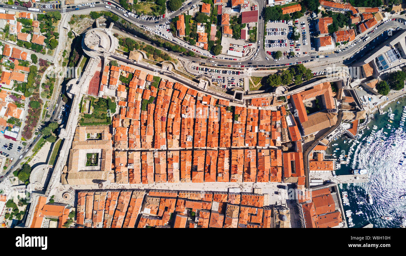 Vue du dessus vers ville médiévale fortifiée de Dubrovnik, Croatie. La ville est située le long de la mer Adriatique. C'est une destination touristique populaire et w Banque D'Images