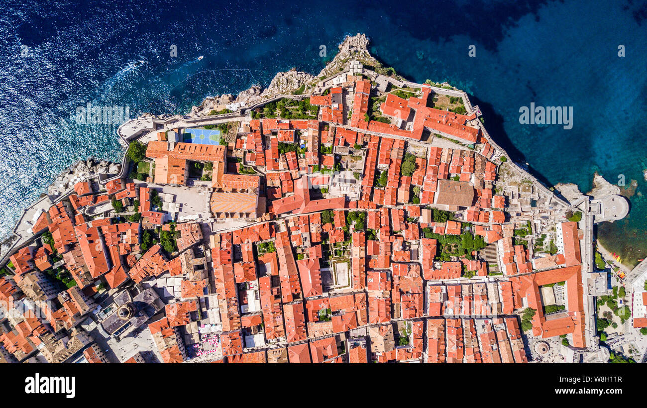 Vue du dessus vers ville médiévale fortifiée de Dubrovnik, Croatie. La ville est située le long de la mer Adriatique. C'est une destination touristique populaire et w Banque D'Images