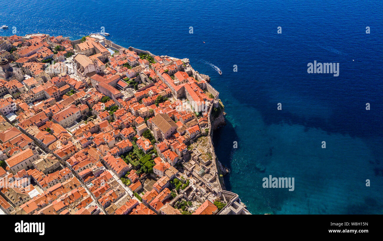 Vue du dessus vers ville médiévale fortifiée de Dubrovnik, Croatie. La ville est située le long de la mer Adriatique. C'est une destination touristique populaire et w Banque D'Images