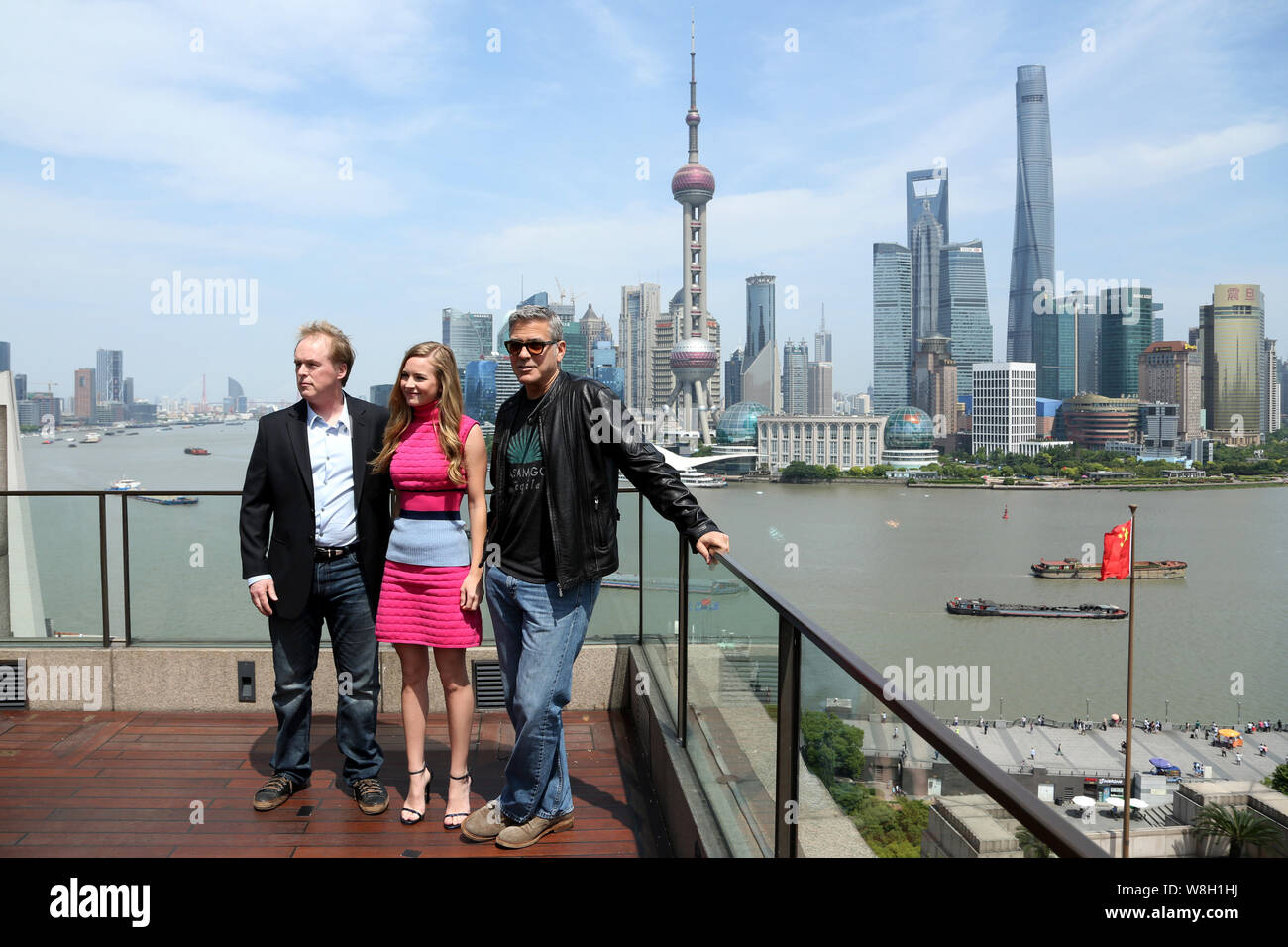 (De gauche) directeur américain Phillip Bradley Bird (Brad Bird), l'actrice Brittany Robertson et l'acteur George Clooney posent lors d'une conférence de presse pour la Banque D'Images