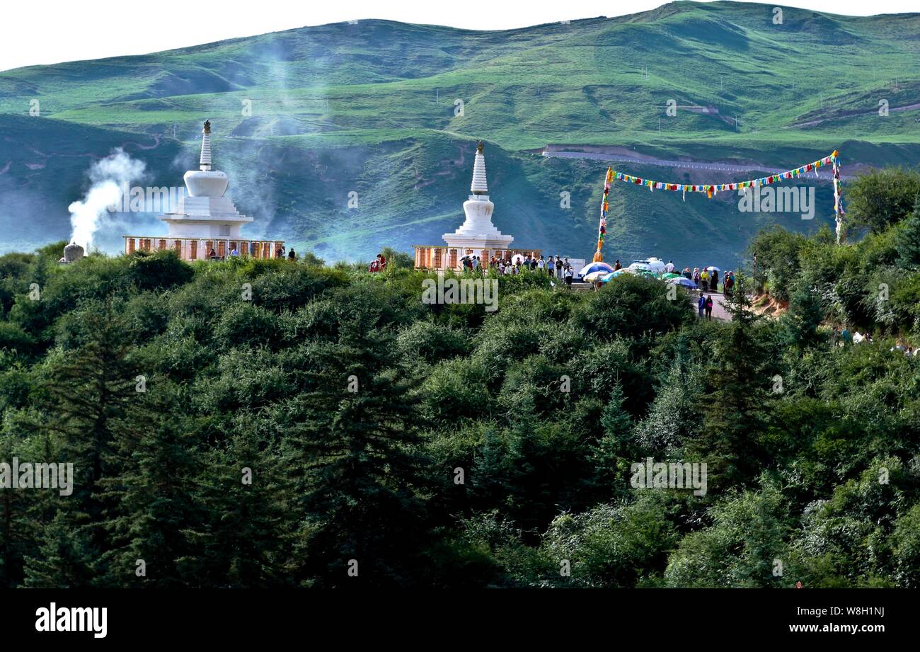 Les touristes visitent le temple au cours de l'ensoleillement Mati de Bouddha Festival (Shaifo Jie) dans Sunan Yugur comté autonome du nord-ouest de la Chine, la province de Gansu, 30 J Banque D'Images