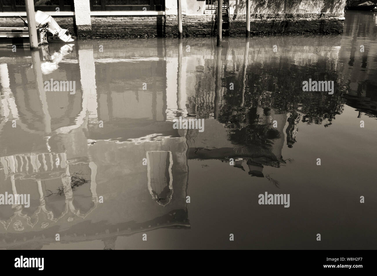 Venise à travers des réflexions en noir et blanc. Italie Banque D'Images