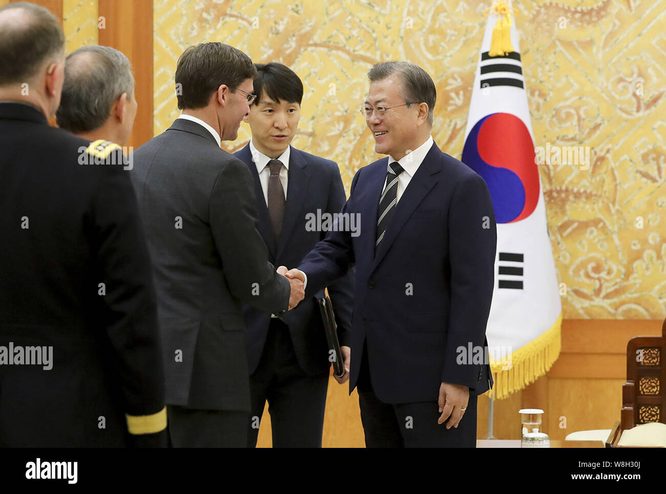 Séoul, Corée du Sud. 9 Août, 2019. Le président sud-coréen Moon Jae in et le secrétaire américain à la défense, Mark Esper, serre la main avant leur réunion au bureau du président à Séoul, Corée du Sud.Mark Esper a deux jours visite planifiées en Corée du Sud, de discuter de la sécurité régionale et d'autres questions de l'alliance. Bureau : Président de crédit/ZUMA/Alamy Fil Live News Banque D'Images