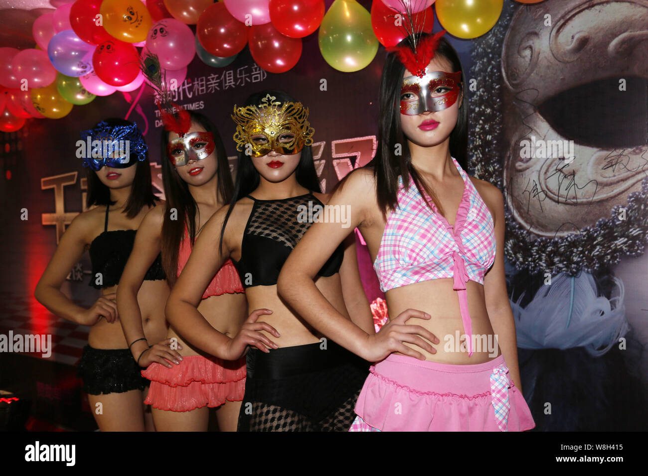 Les femmes portant des bikinis et des masques parti assister à un blind date événement ville de Zhengzhou, province du Henan en Chine centrale, 8 novembre 2015. Des dizaines d'éligibilité Banque D'Images