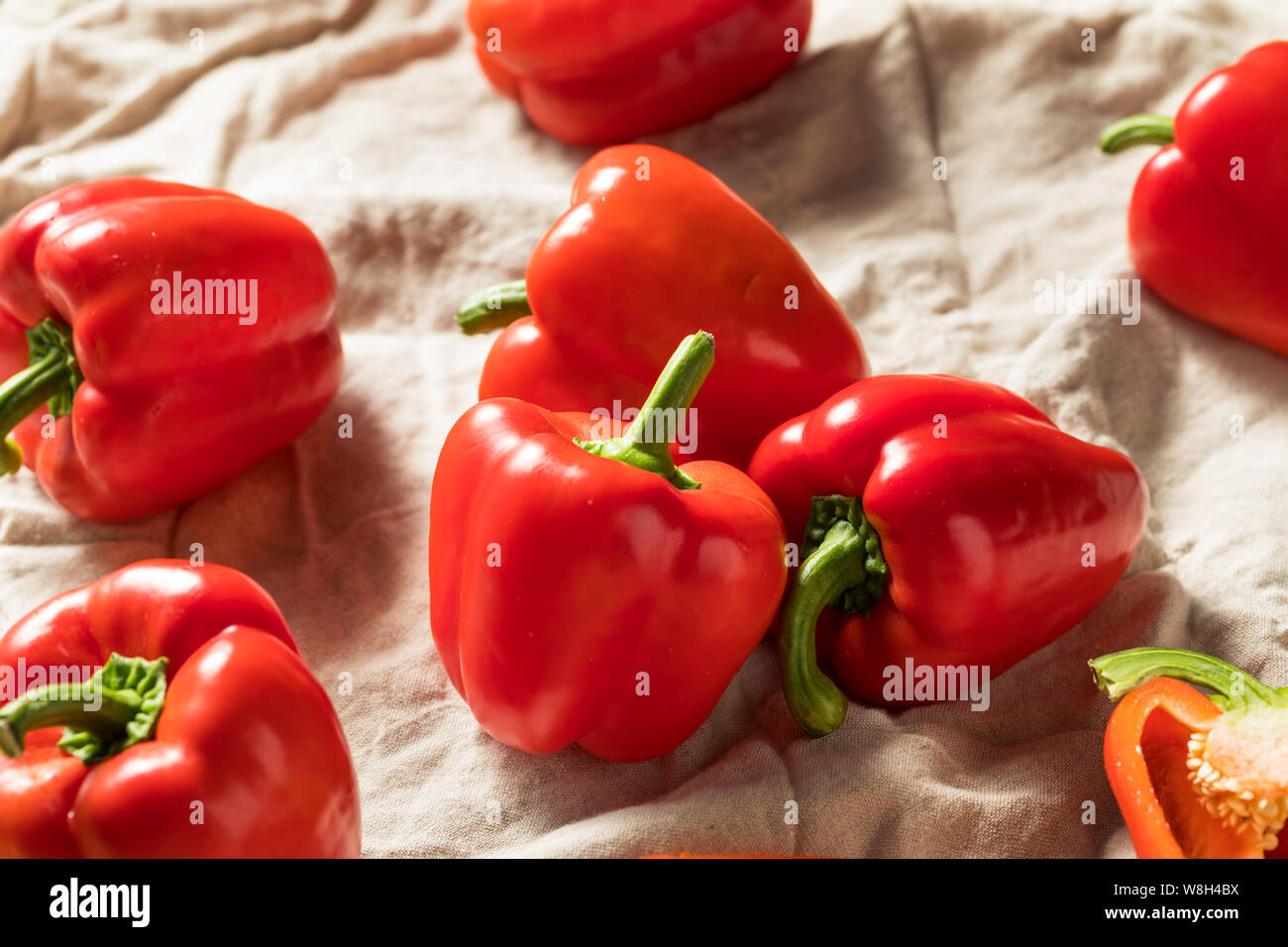 Matières organiques rouge prêt à cuire les poivrons Banque D'Images