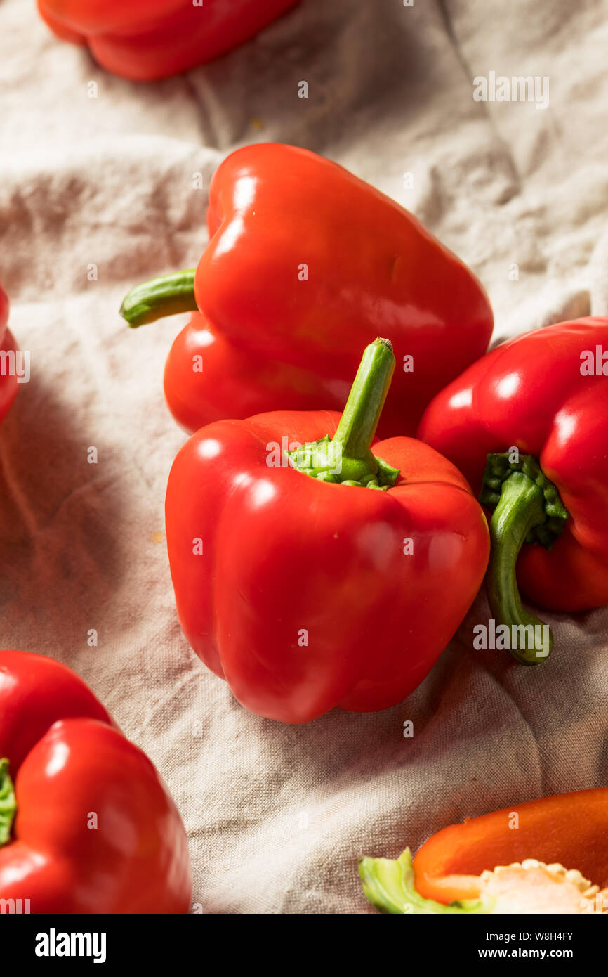 Matières organiques rouge prêt à cuire les poivrons Banque D'Images