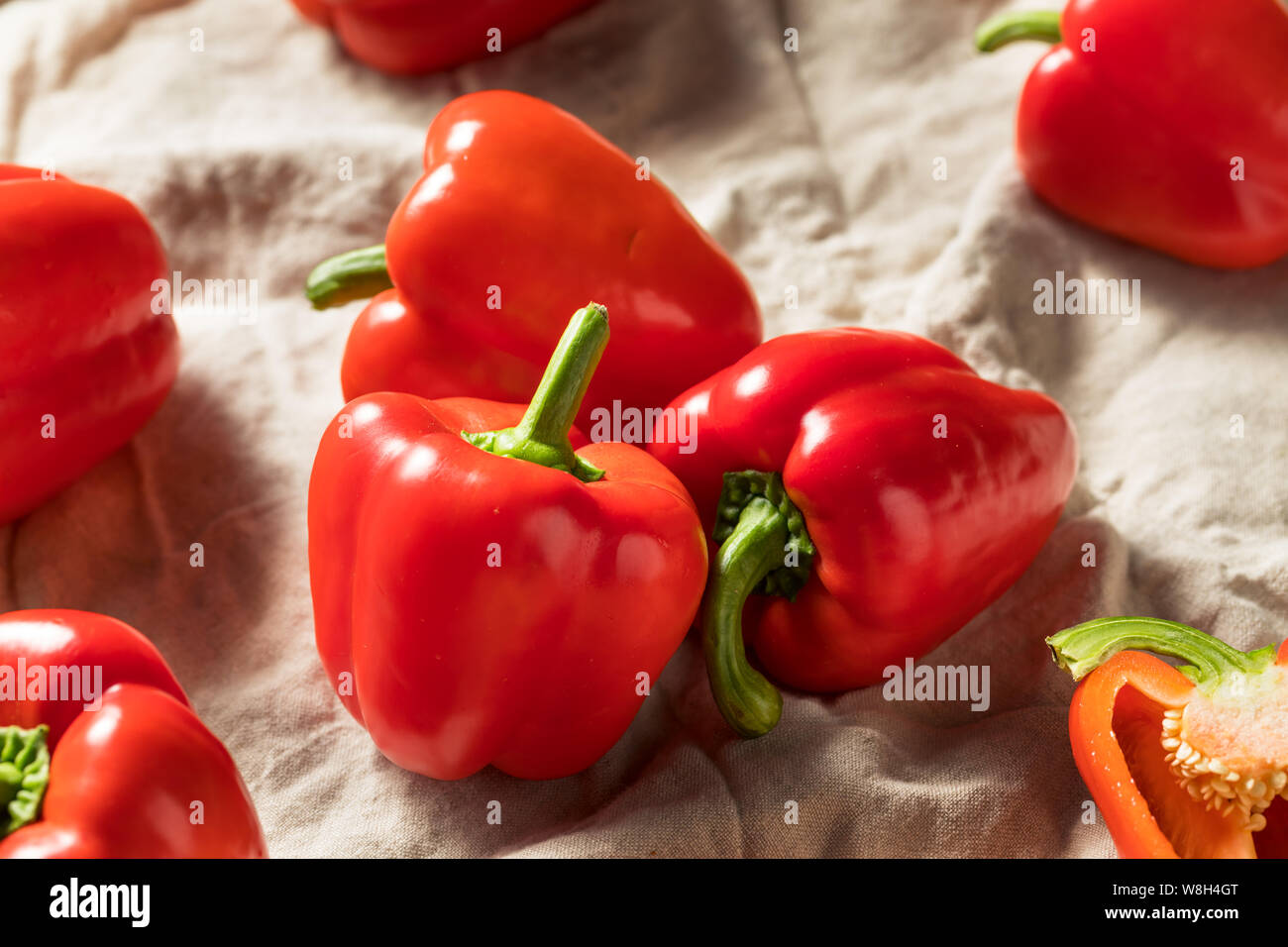 Matières organiques rouge prêt à cuire les poivrons Banque D'Images