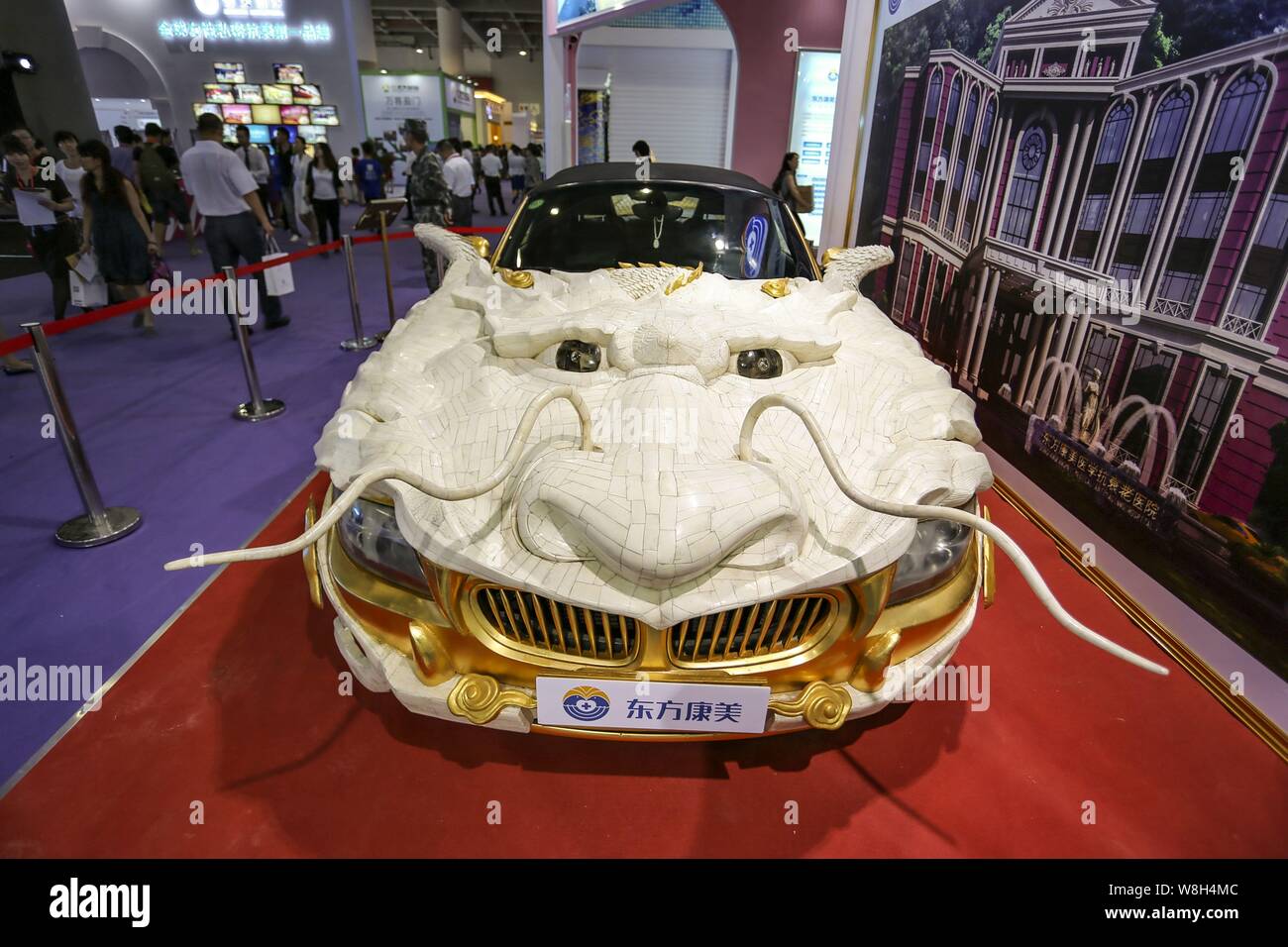 Une BMW Z4 avec de l'or et les os de yack, qui ressemble à un dragon, s'affiche au cours de la China International Beauty Expo dans la ville de Guangzhou, au sud Banque D'Images