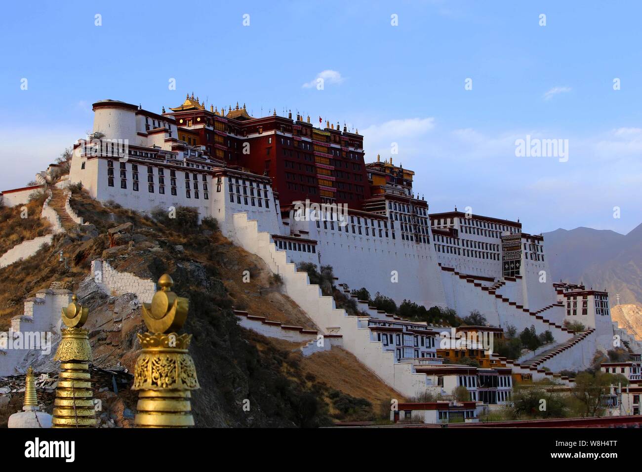 --FILE--Vue du palais du Potala (Pothala Palace) à Lhassa, au sud-ouest de la région autonome du Tibet de la Chine, 22 août 2015. Les touristes à Lhassa, capitale o Banque D'Images