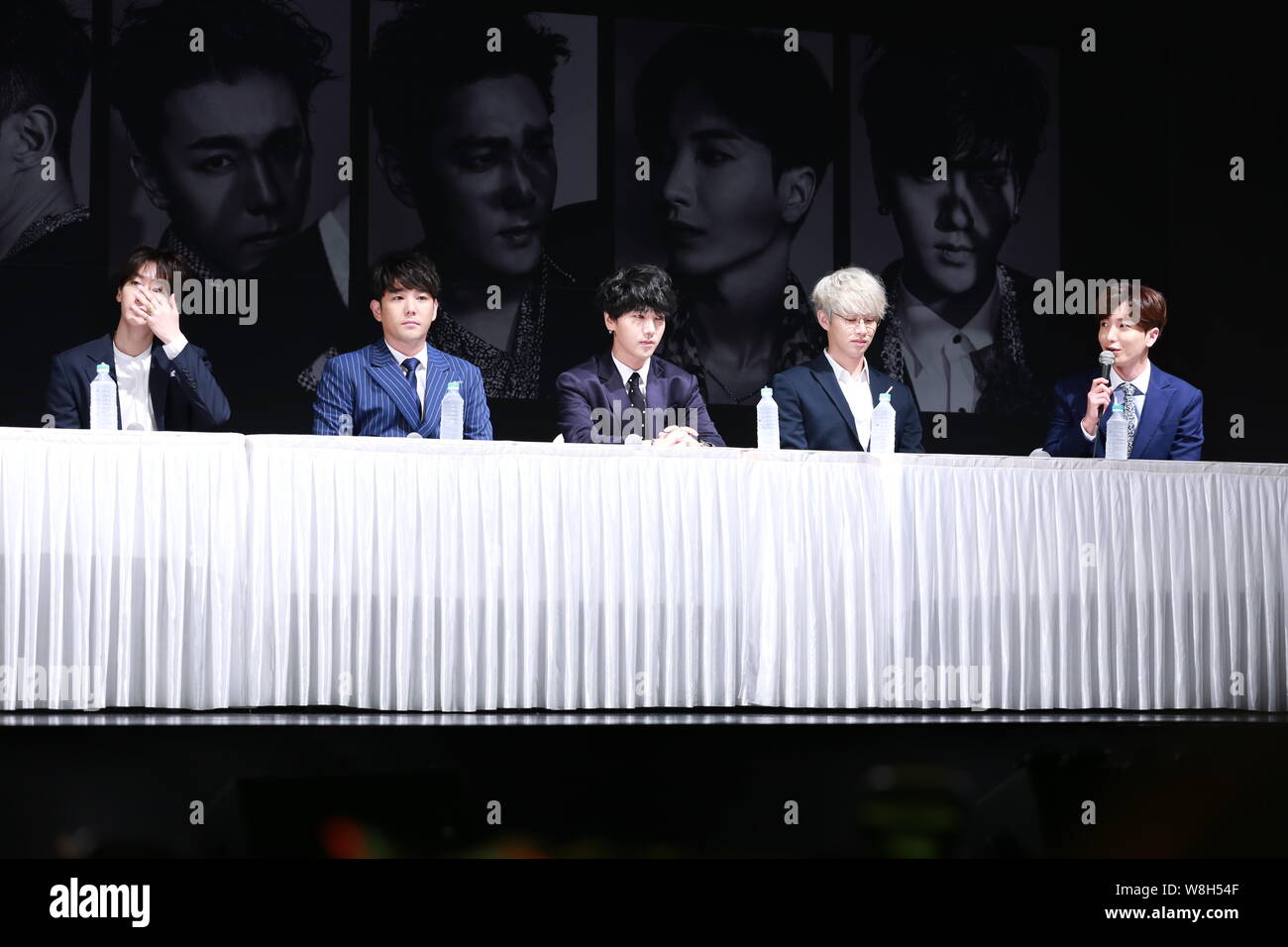 Les membres du groupe sud-coréen Super Junior garçon assister à une conférence de presse pour le lancement de leur nouvel album 'Devil' pour marquer le 10e anni du groupe Banque D'Images