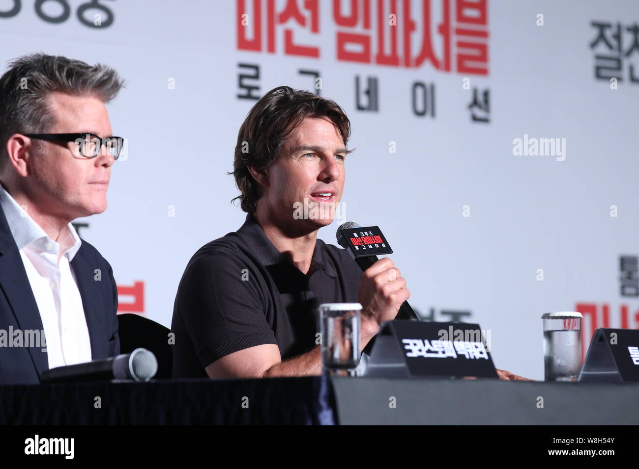 L'acteur américain Tom Cruise, droite, prend la parole lors d'une conférence de presse pour son film "Mission : Impossible - Rogue Nation" à Séoul, Corée du Sud, 30 Juillet 2 Banque D'Images