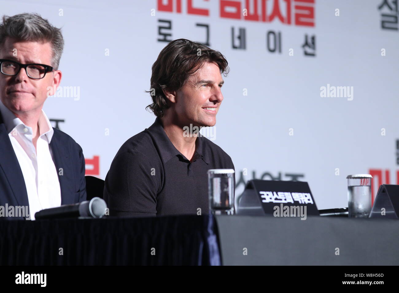L'acteur américain Tom Cruise, droite, sourit lors d'une conférence de presse pour son film "Mission : Impossible - Rogue Nation" à Séoul, Corée du Sud, 30 Juillet 2 Banque D'Images