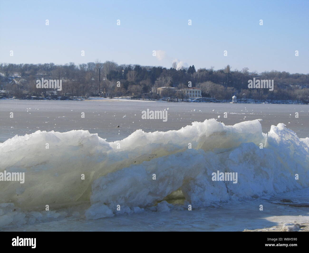 Les grandes tranches de glace sur la rive de la rivière en witer jour Banque D'Images