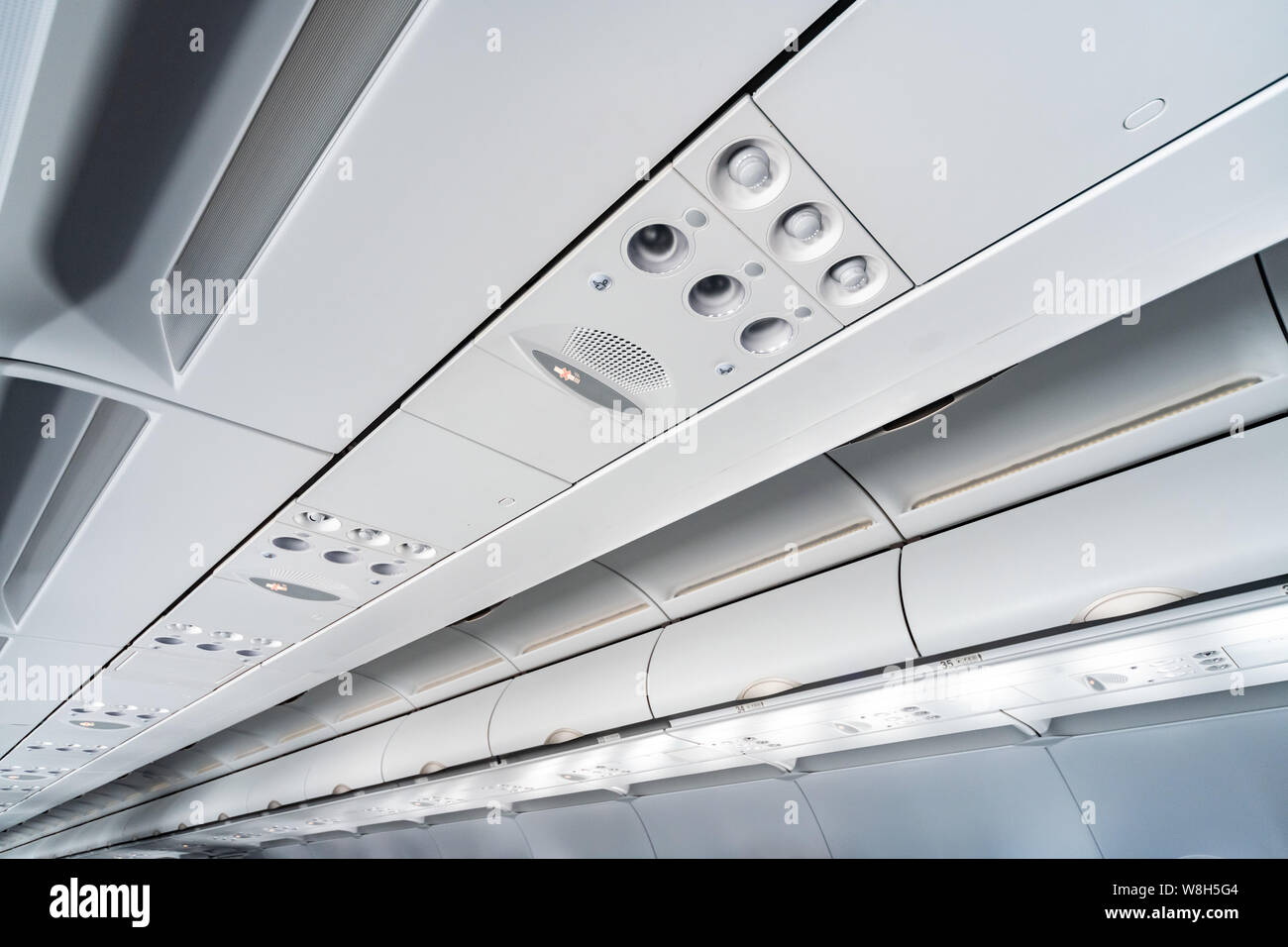 Panneau de commande de climatisation de l'avion plus de sièges. L'air  étouffant dans la cabine de l'avion avec les gens. Nouvelle compagnie  aérienne à bas prix Photo Stock - Alamy