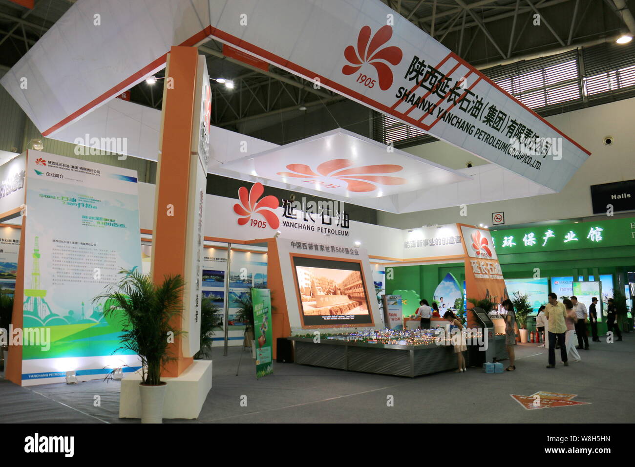 --FILE--personnes visitent le stand du Shaanxi Yanchang Petroleum (Group) Co., Ltd., lors d'une exposition dans la ville de Xi'an, province du Shaanxi du nord-ouest de la Chine, Banque D'Images