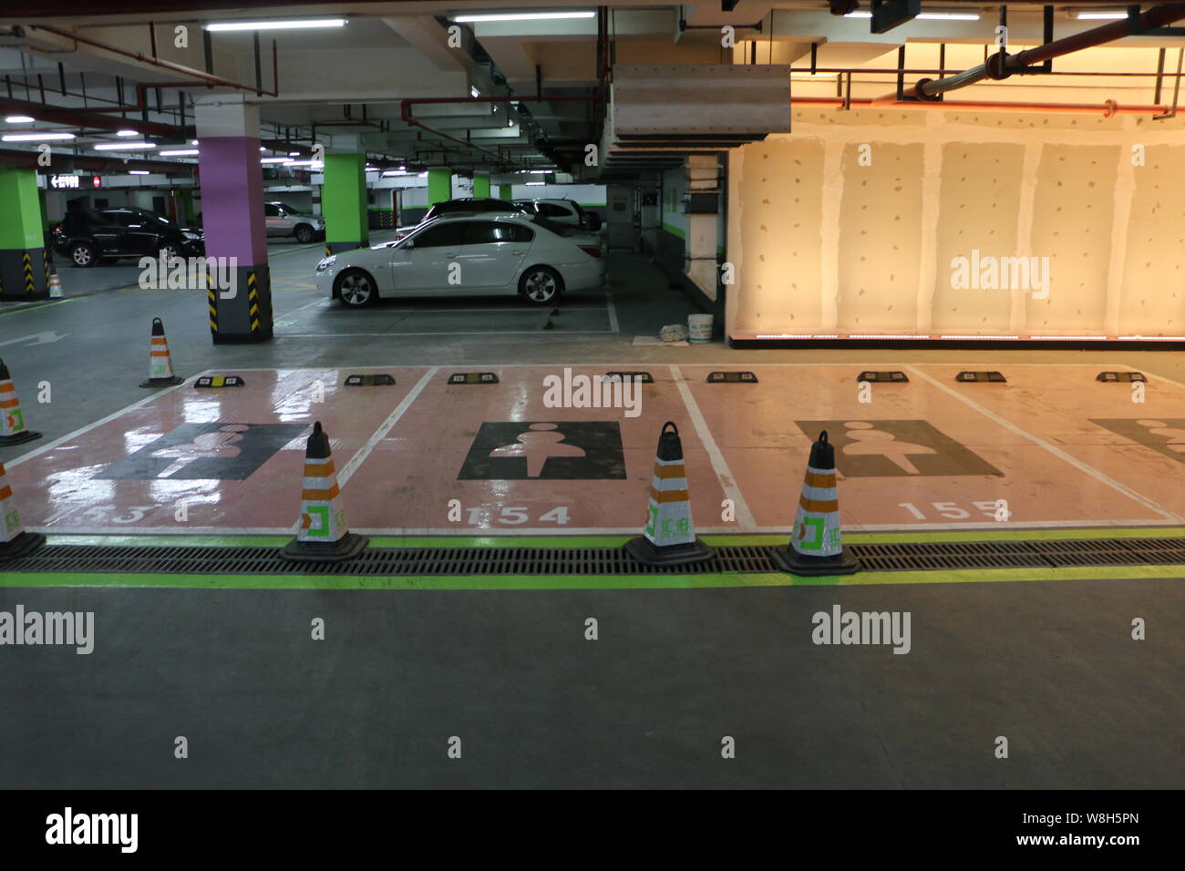 --FILE--Vue sur quatre de couleur rose de très grands parkings pour les femmes à un parking souterrain dans un centre de Wanda à Shanghai, Chine, 12 mai 2015 Banque D'Images