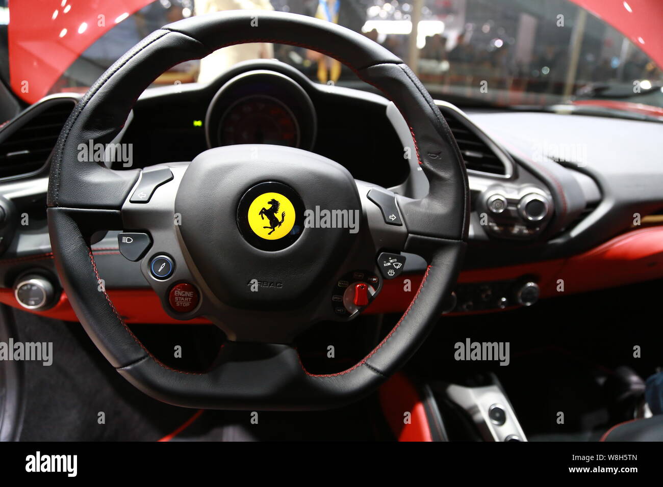 Le volant d'une Ferrari 488 GTB est illustré lors du 16ème Salon International de l'Automobile International de Shanghai, également connu sous le nom de Shanghai Auto Banque D'Images