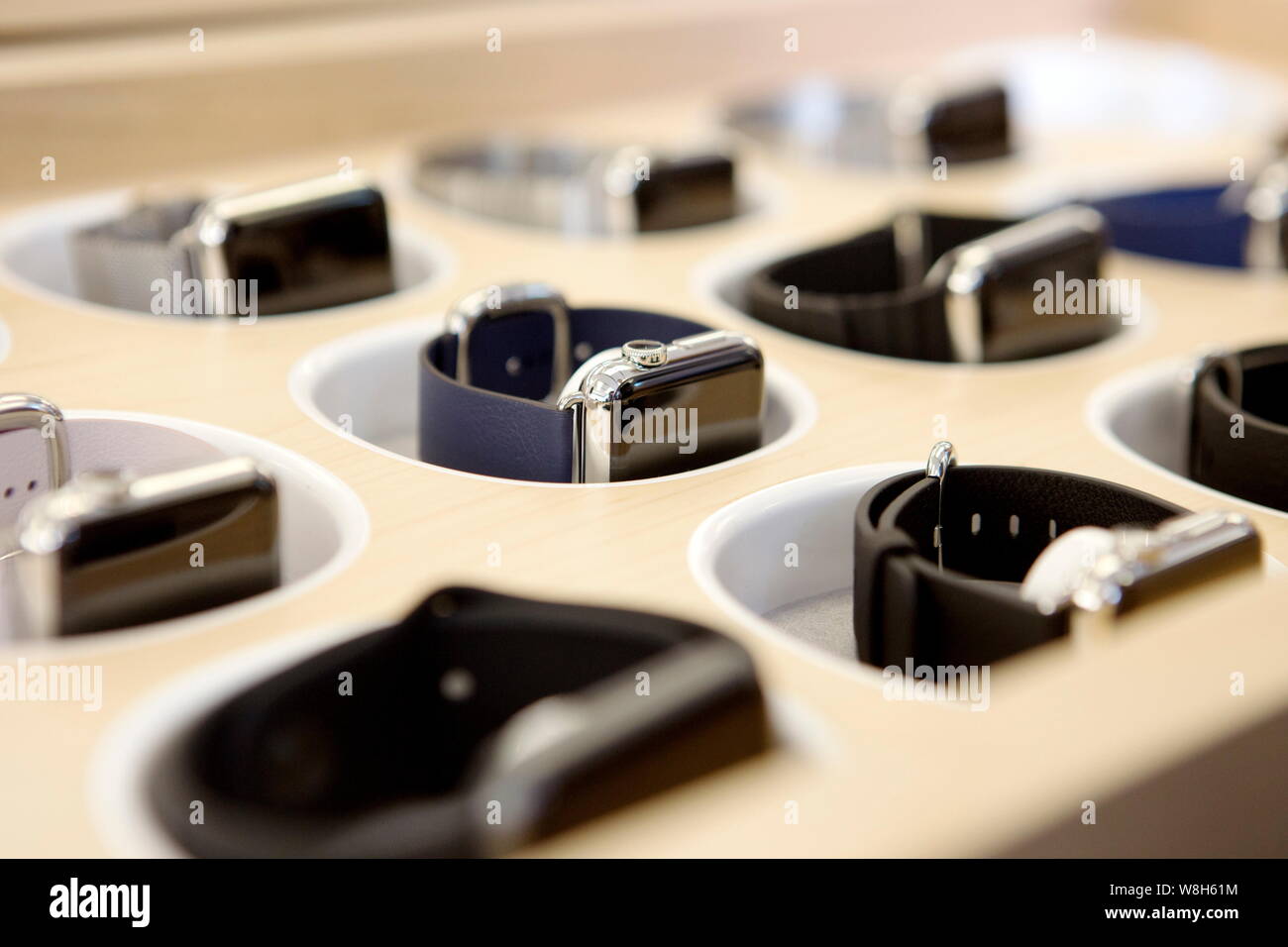--FILE--Apple Watch montres intelligentes sont exposées dans un Apple Store à Shanghai, Chine, 10 avril 2015. L'Apple Watch est en vente partout dans le monde Banque D'Images
