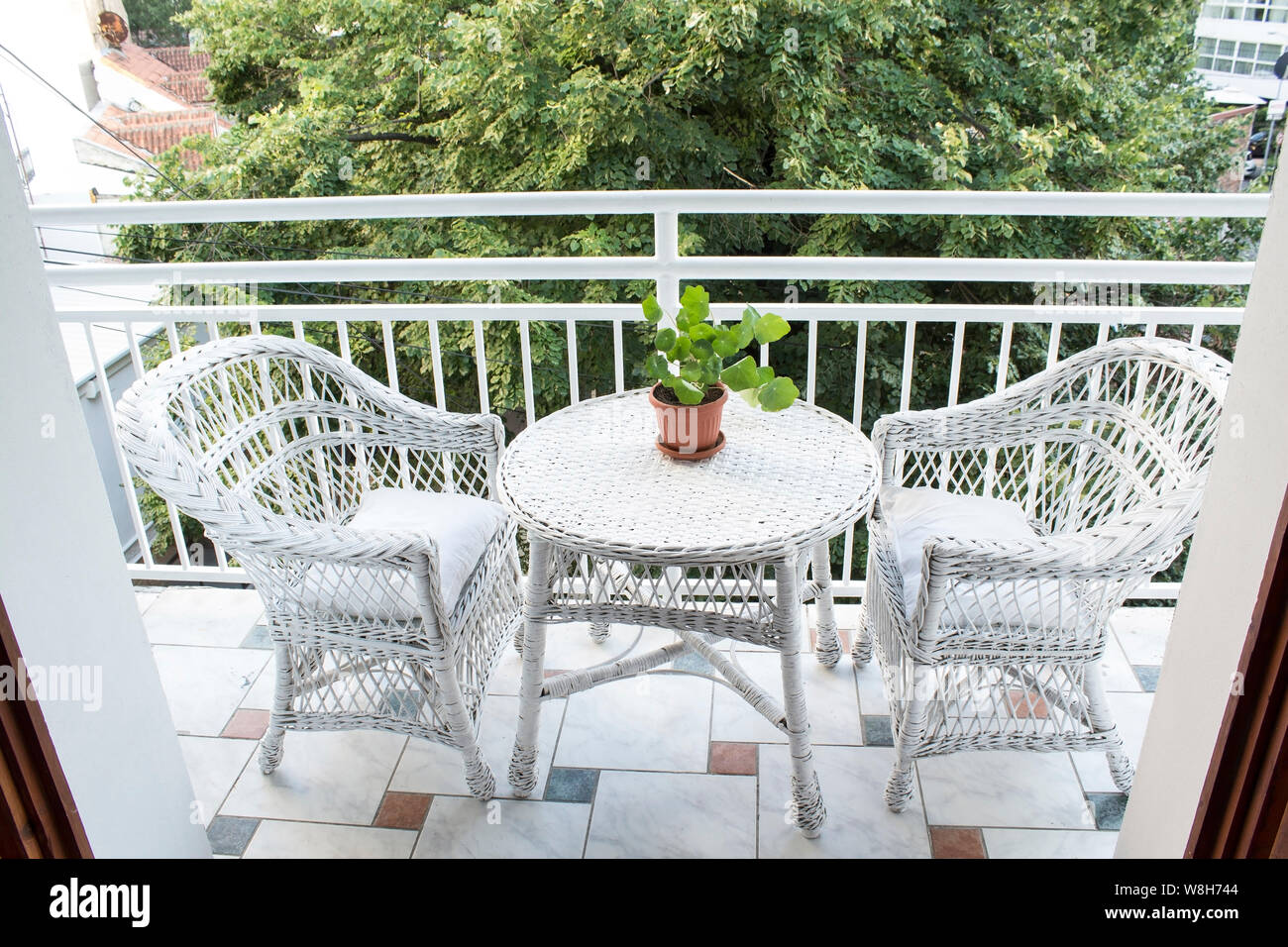 Terrasse avec mobilier en rotin et d'une vue sur le parcours. Banque D'Images