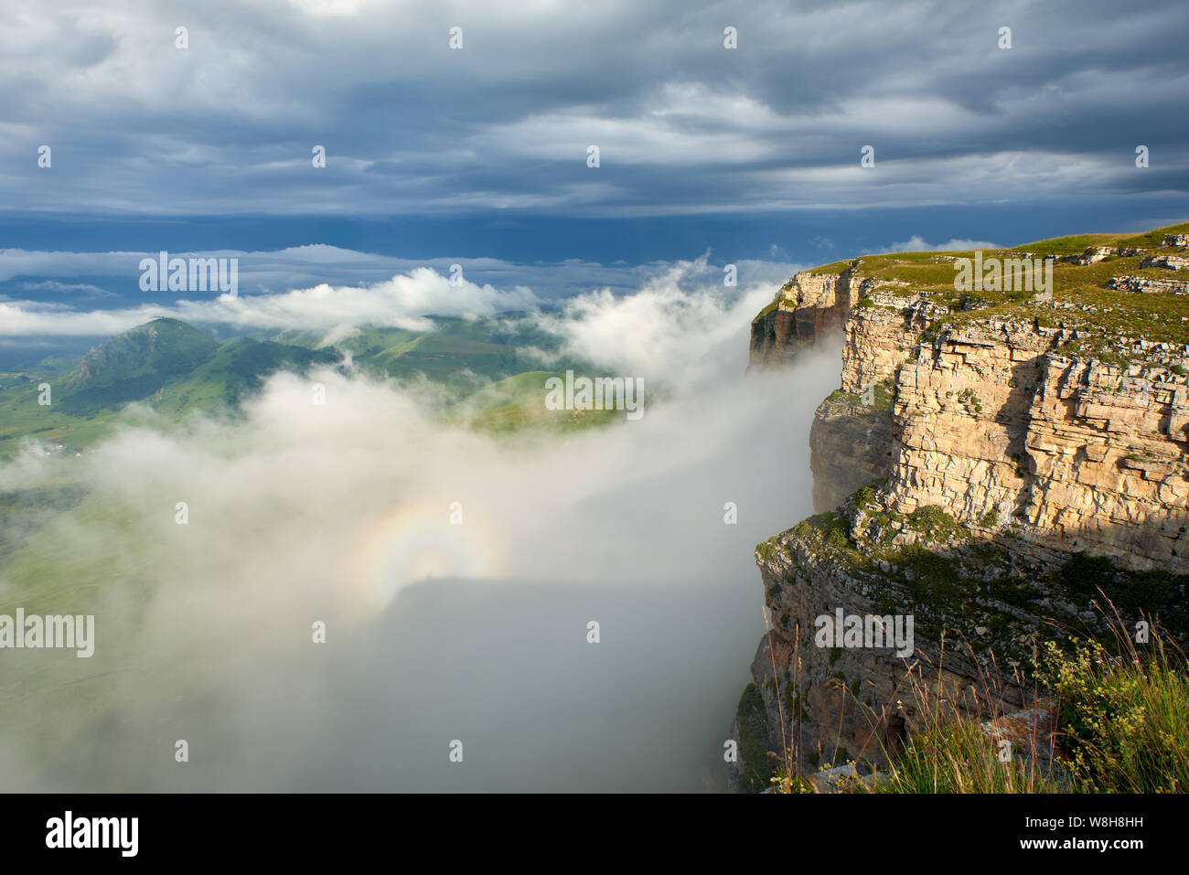 Un spectre du Brocken, également appelée bow ou la montagne Brocken spectre, est agrandie et l'ombre d'énormes apparemment un observateur jeté sur les nuages divi Banque D'Images