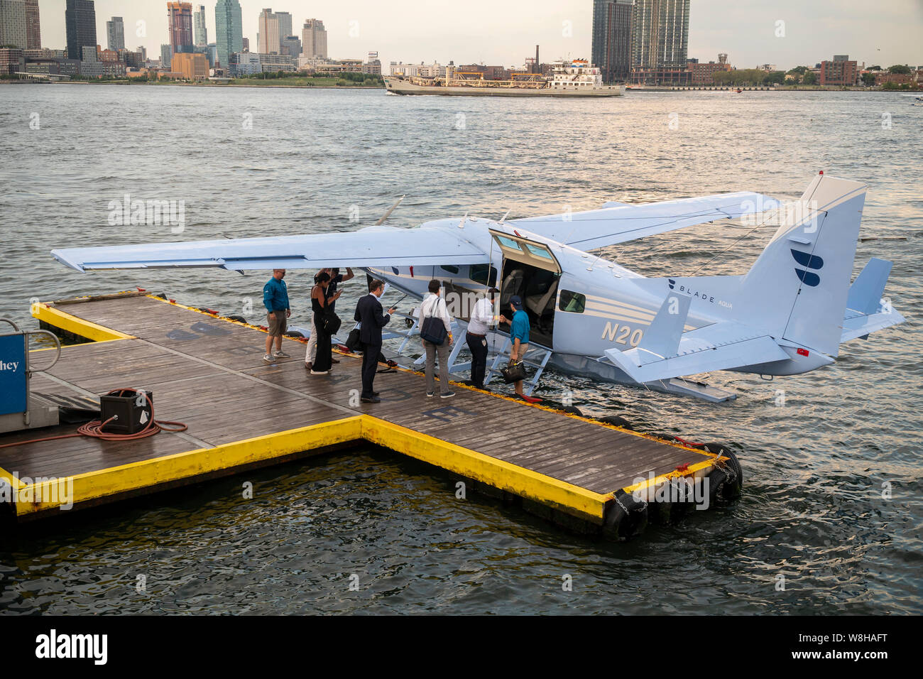 Seaplanes charger de passagers à Skyport sur l'East River, à New York, le jeudi 8 août, 2019 pour le week-end voyage hors des points à l'Est, notamment les Hamptons sur Long Island. (© Richard B. Levine) Banque D'Images