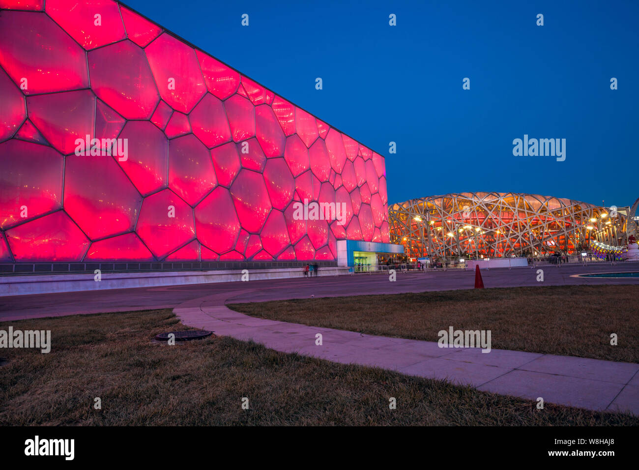 --FILE--Vue de nuit sur le stade national de Beijing, droite, également connu comme le Nid d'oiseau, et le Centre national de natation de Pékin, également connu sous le nom de Banque D'Images