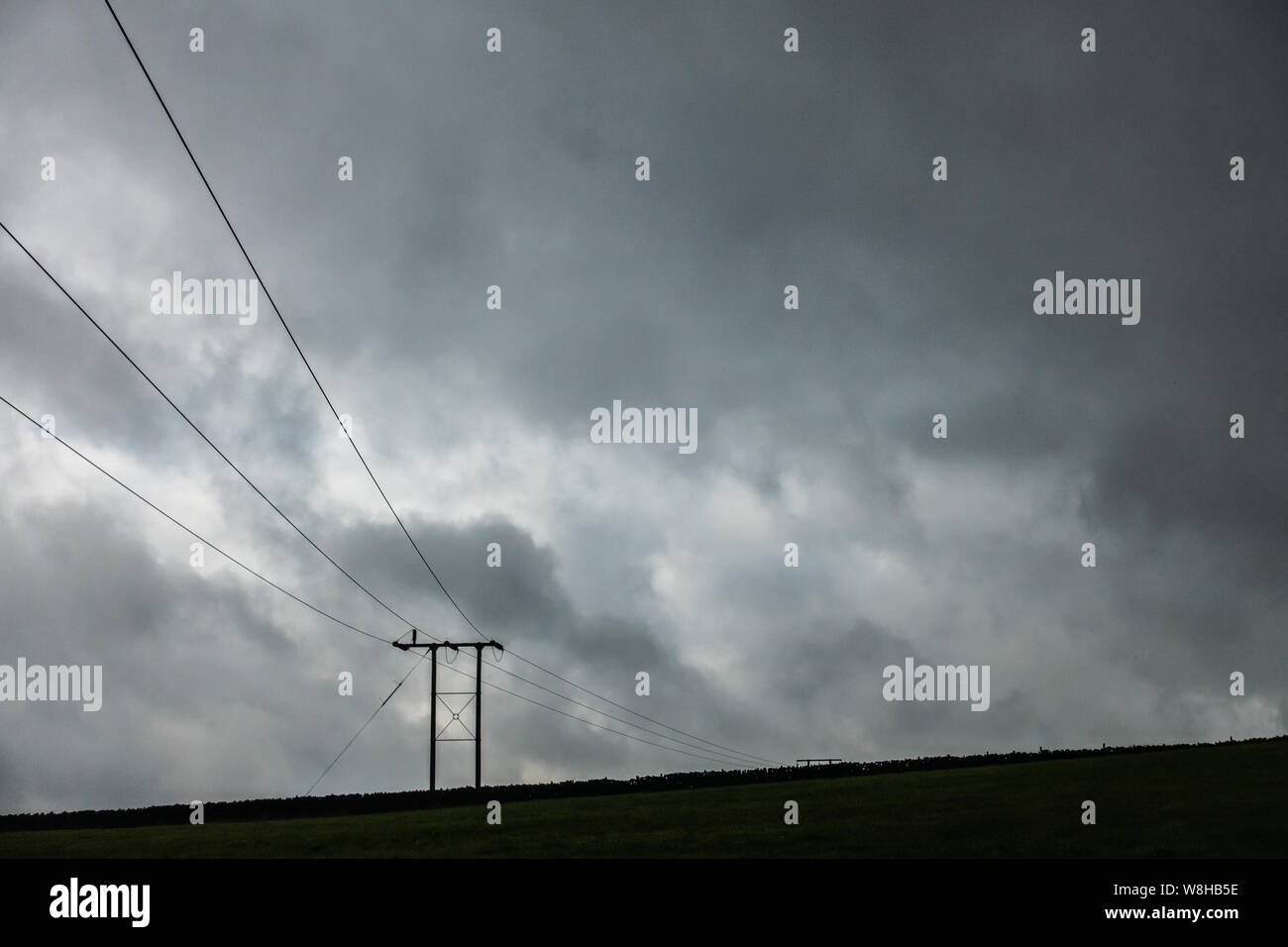Câbles d'alimentation détourés contre le nuage de tempête Sky à Sheffield Banque D'Images