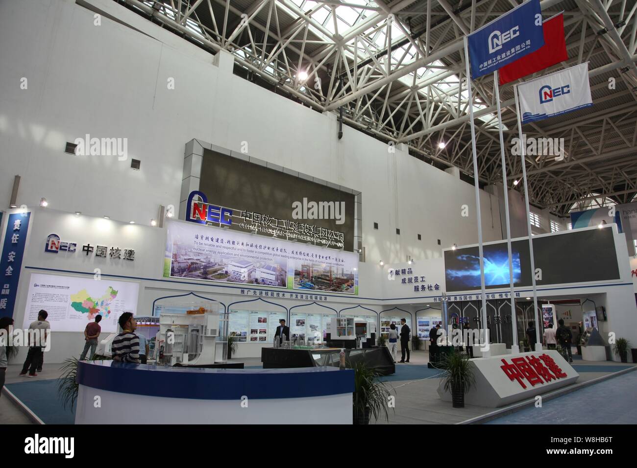 --FILE--personnes visitent le stand de China Nuclear Engineering Group Corp. (NEC) pendant un procès équitable à Yinchuan ville, nord-ouest de la Chine est autonome Ningxia Hui Banque D'Images