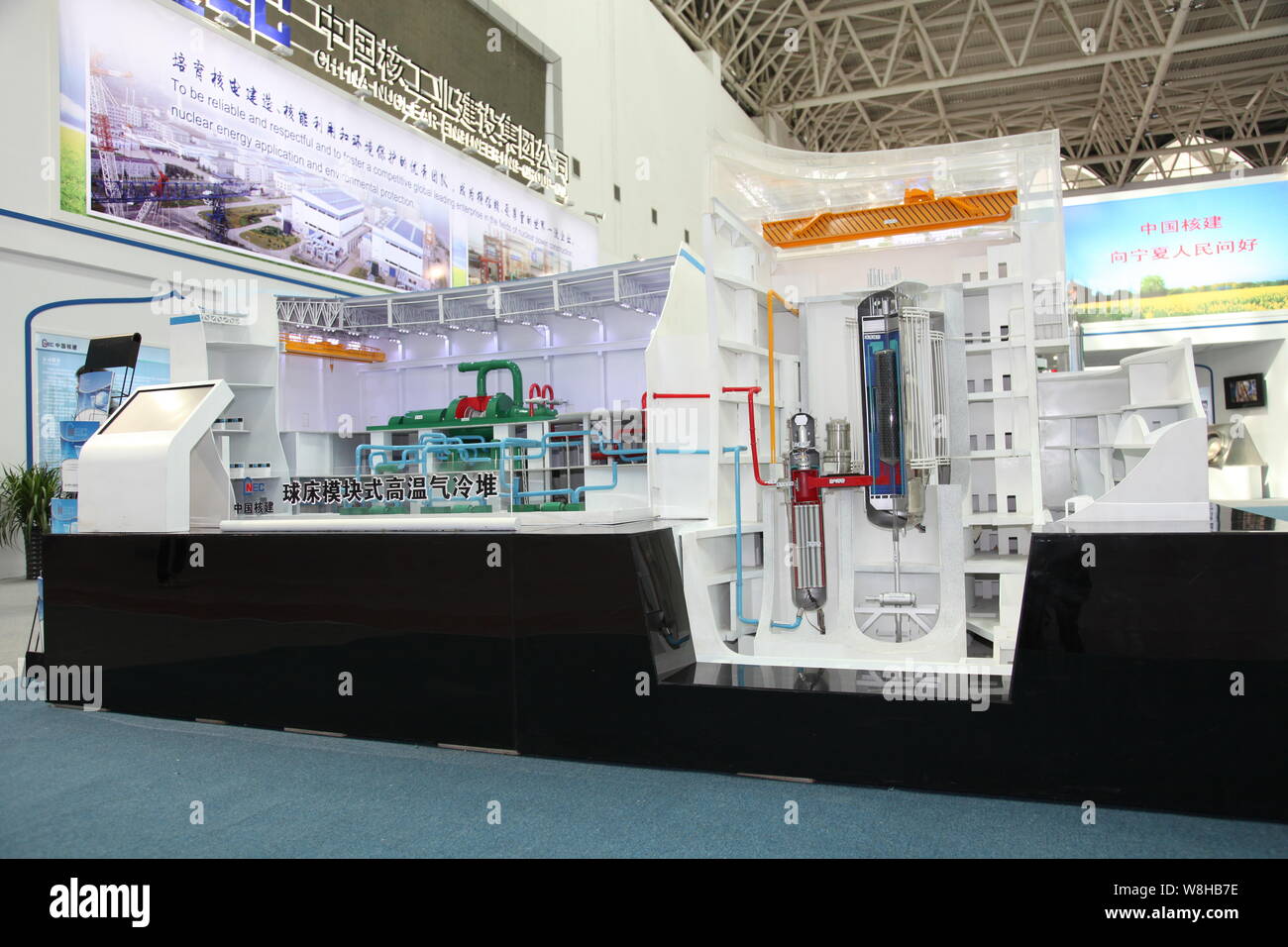 --FILE--modèles de réacteurs nucléaires sont affichés sur le stand de China Nuclear Engineering Group Corp. (NEC) lors d'une foire de Yinchuan city, au nord-ouest Banque D'Images