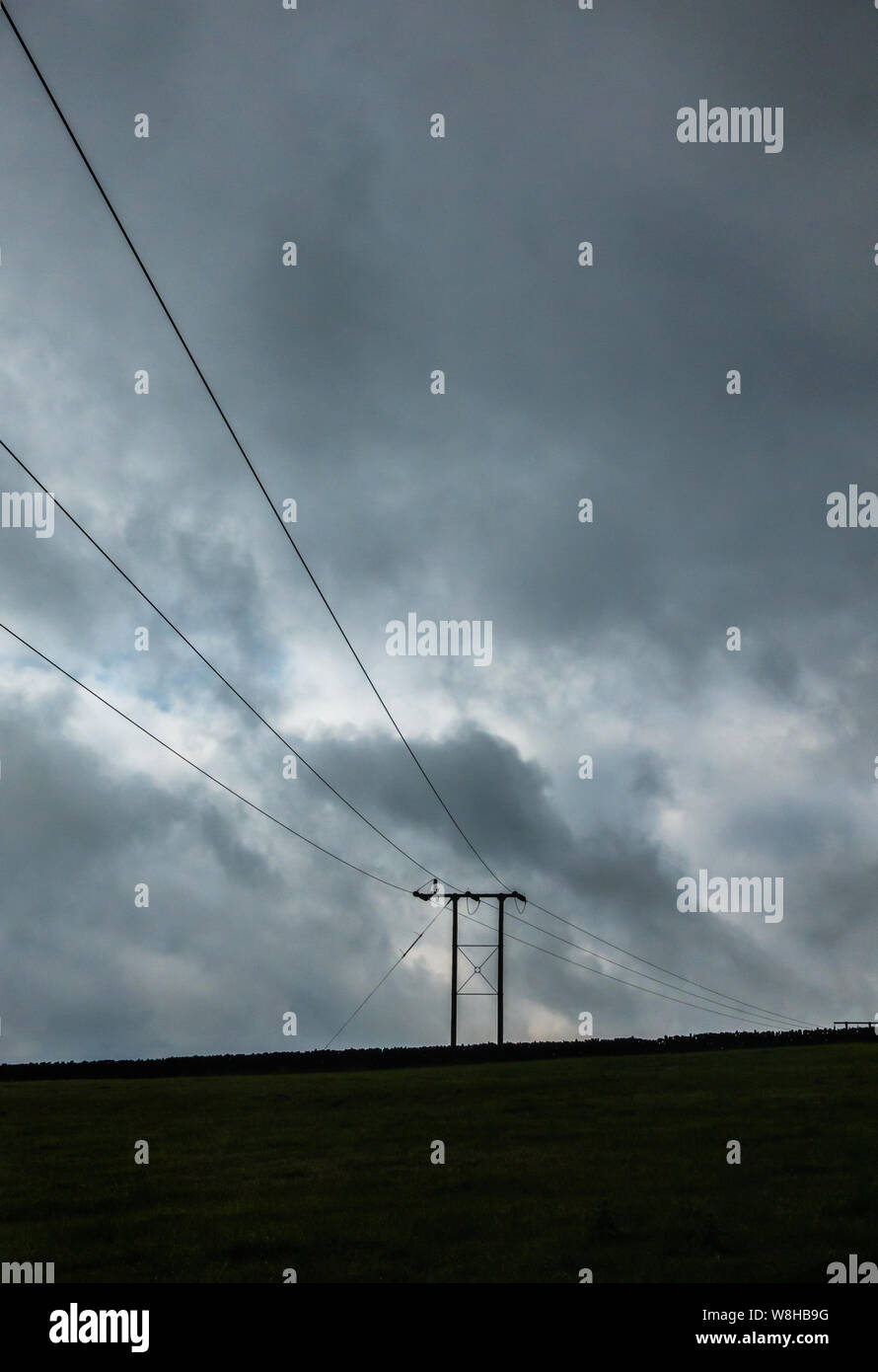 Câbles d'alimentation détourés contre le nuage de tempête Sky à Sheffield Banque D'Images