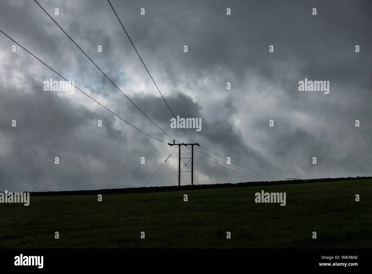 Câbles d'alimentation détourés contre le nuage de tempête Sky à Sheffield Banque D'Images