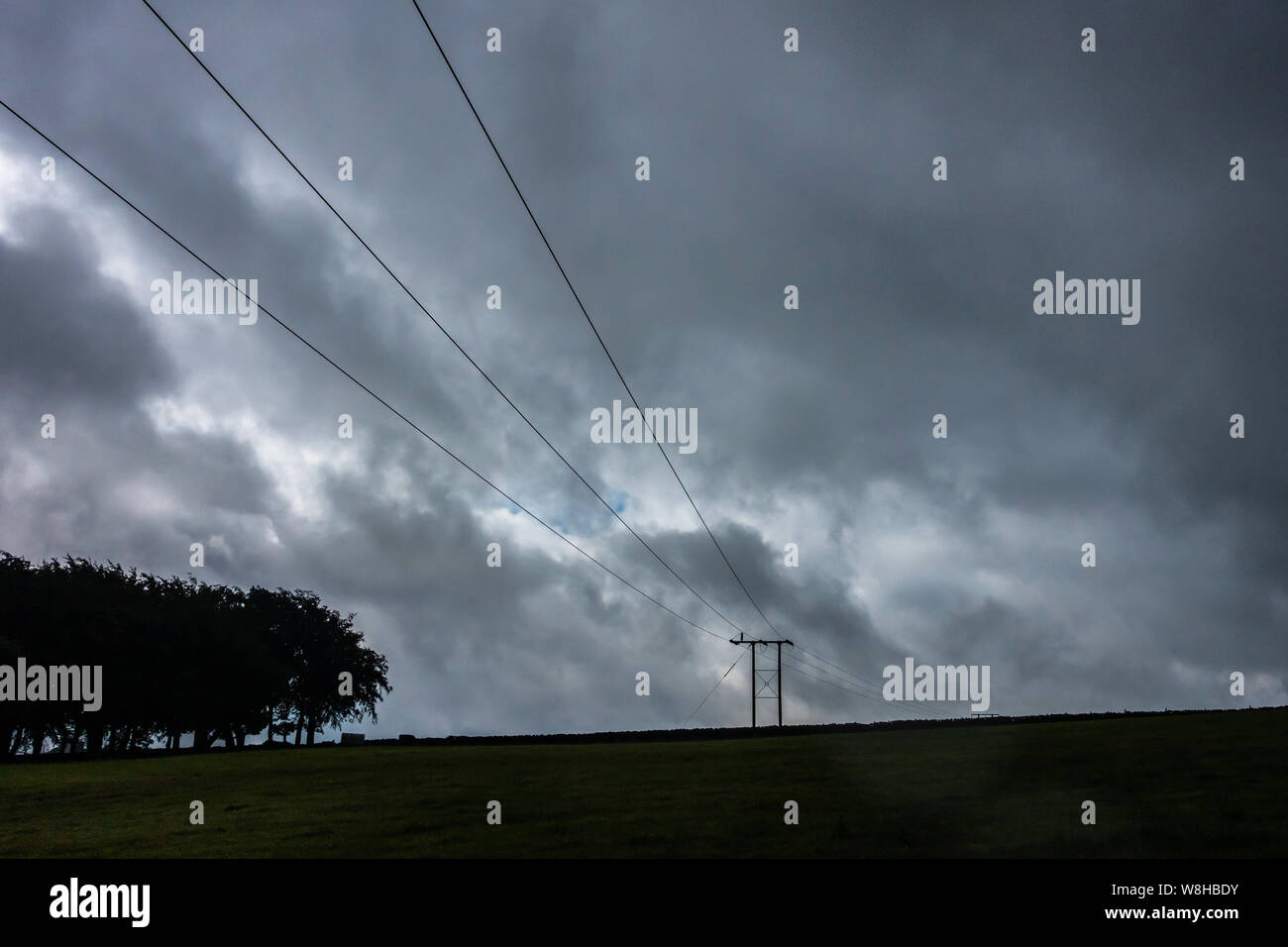 Câbles d'alimentation détourés contre le nuage de tempête Sky à Sheffield Banque D'Images