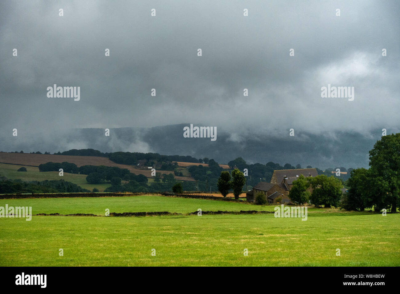 Nuages orageux sur les collines entourant Sheffield, dans le Yorkshire du Sud Banque D'Images