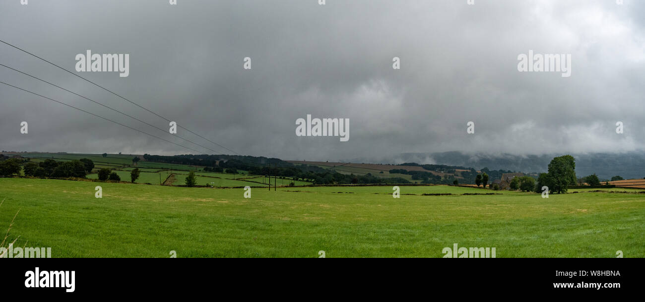 Nuages orageux sur les collines entourant Sheffield, dans le Yorkshire du Sud Banque D'Images