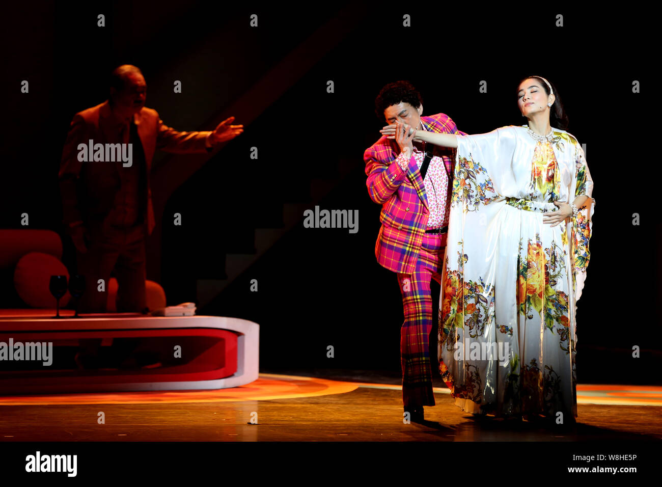 L'actrice et chanteuse Ella Chen Chia-hwa, droite, de Taiwanais girl group S.H.E, effectue pendant sa première pièce '¯Le jeu de l Amour et du hasard' dans Banque D'Images