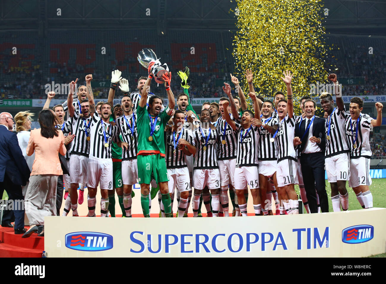Les joueurs de la Juventus de célébrer après avoir remporté la Lazio lors de la Supercoupe italienne 2015 Shanghai à Shanghai, Chine, le 8 août 2015. La Juventus a battu la Lazio 2 Banque D'Images Les joueurs de la Juventus de célébrer après avoir remporté la Lazio lors de la Supercoupe italienne 2015 Shanghai à Shanghai, Chine, le 8 août 2015. La Juventus a battu la Lazio 2 Banque D'Images