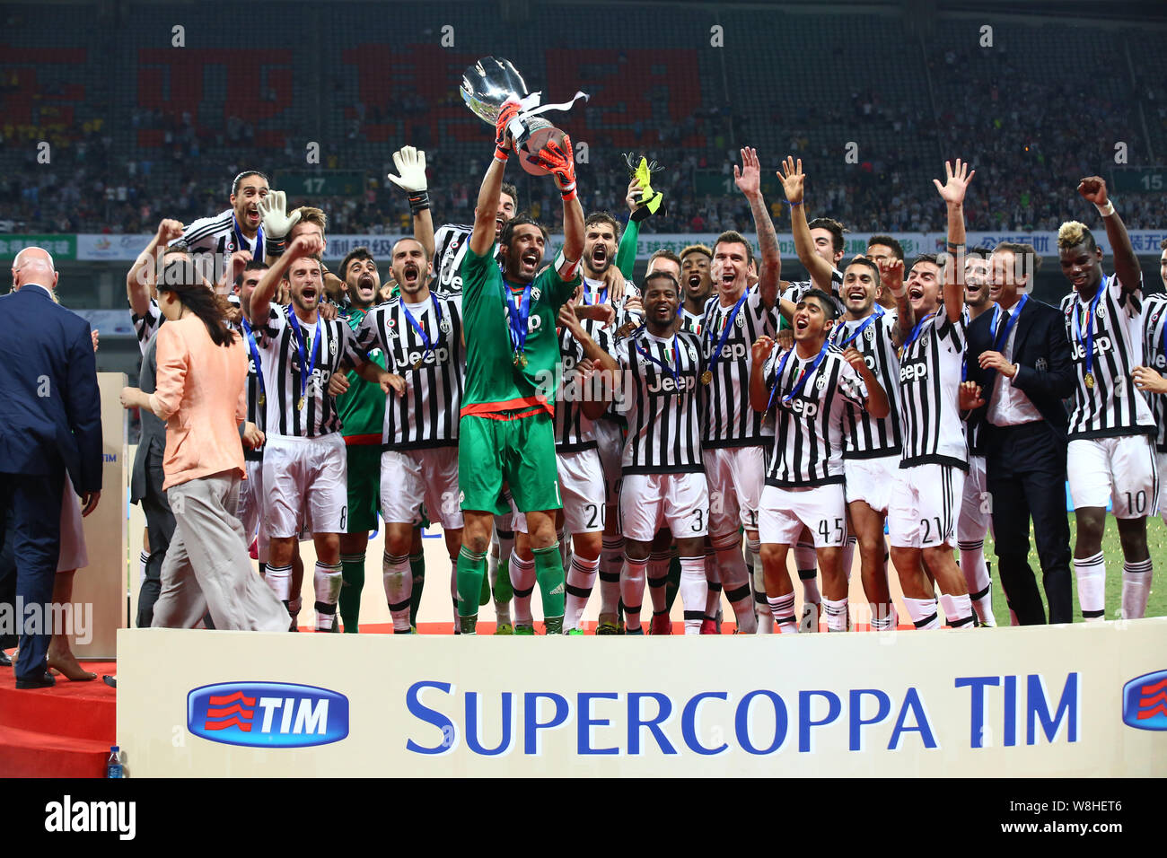 Les joueurs de la Juventus de célébrer après avoir remporté la Lazio lors de la Supercoupe italienne 2015 Shanghai à Shanghai, Chine, le 8 août 2015. La Juventus a battu la Lazio 2 Banque D'Images Les joueurs de la Juventus de célébrer après avoir remporté la Lazio lors de la Supercoupe italienne 2015 Shanghai à Shanghai, Chine, le 8 août 2015. La Juventus a battu la Lazio 2 Banque D'Images