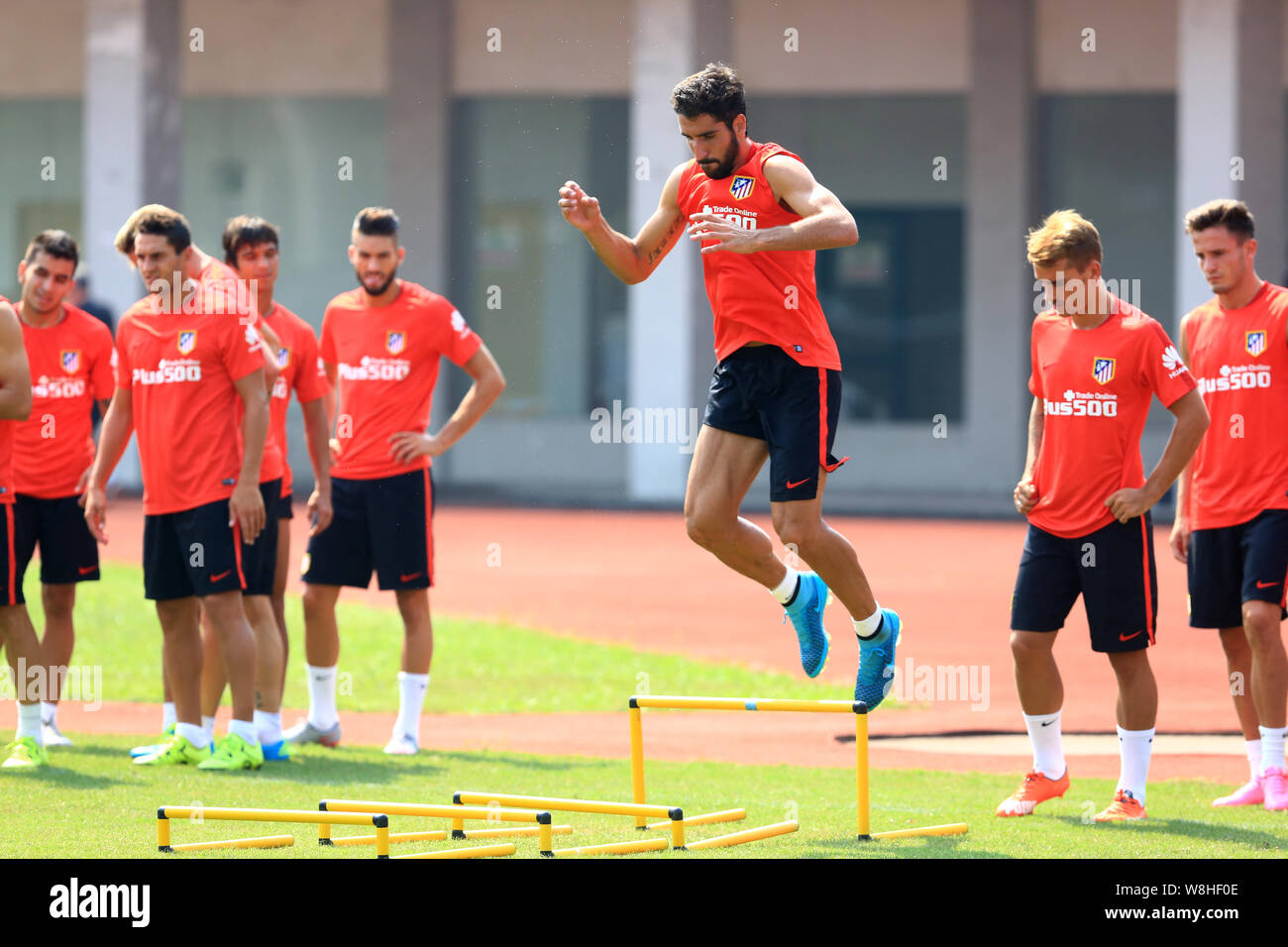 Raul Garcia, centre, et d'autres joueurs de l'Atlético de Madrid, prenez part à une séance de formation pour un match de football amical contre Shanghai EPOP FC à l'al. Banque D'Images