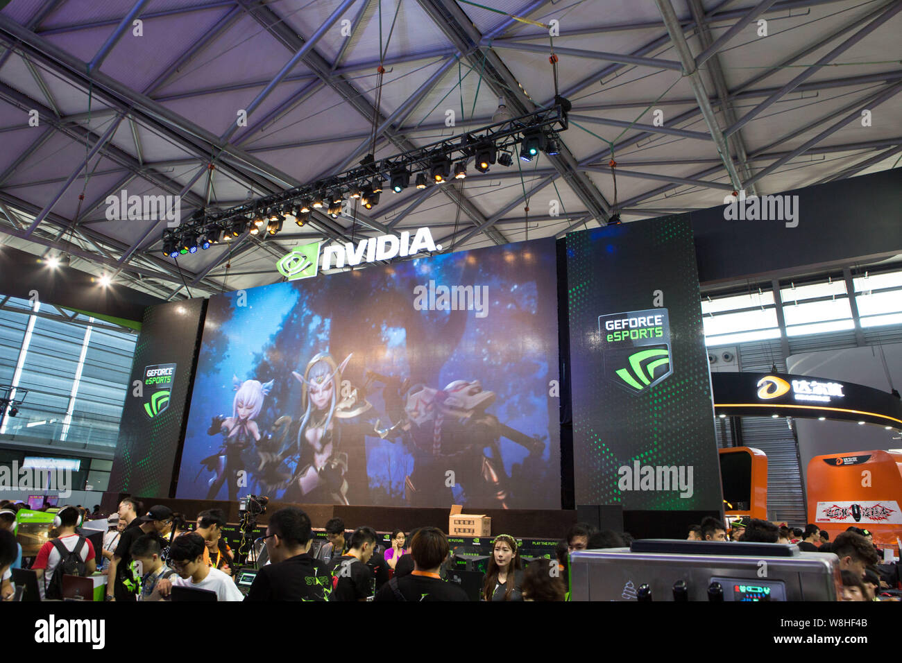 Personnes visitent le stand de Nvidia lors de la 13e China Digital Entertainment Expo, également connu sous le nom de ChinaJoy 2015, à Shanghai, Chine, le 30 juillet 2015. Re Banque D'Images